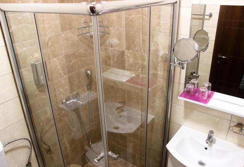 اتاق اکونومی, Boulevard Apartments