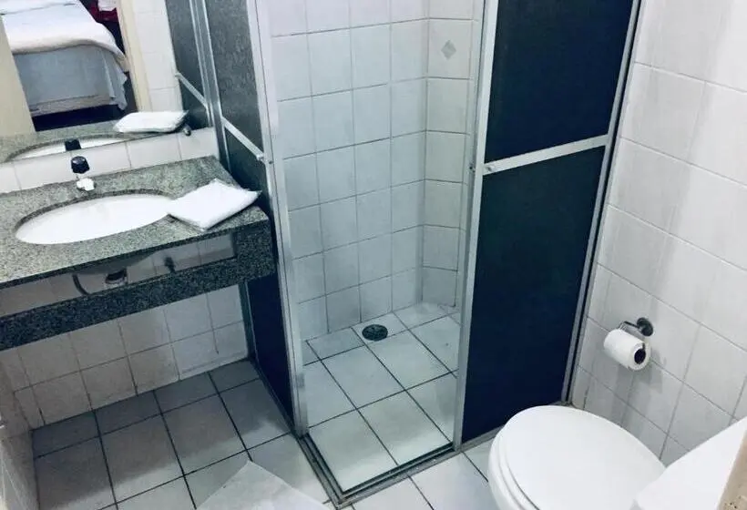 Standard Yhden Hengen Huone, Líder