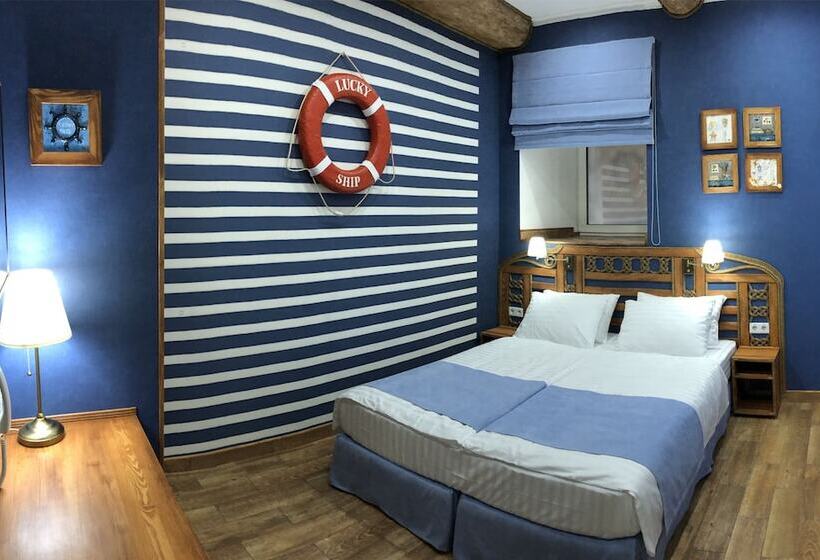 Cameră Deluxe, Lucky Ship Art