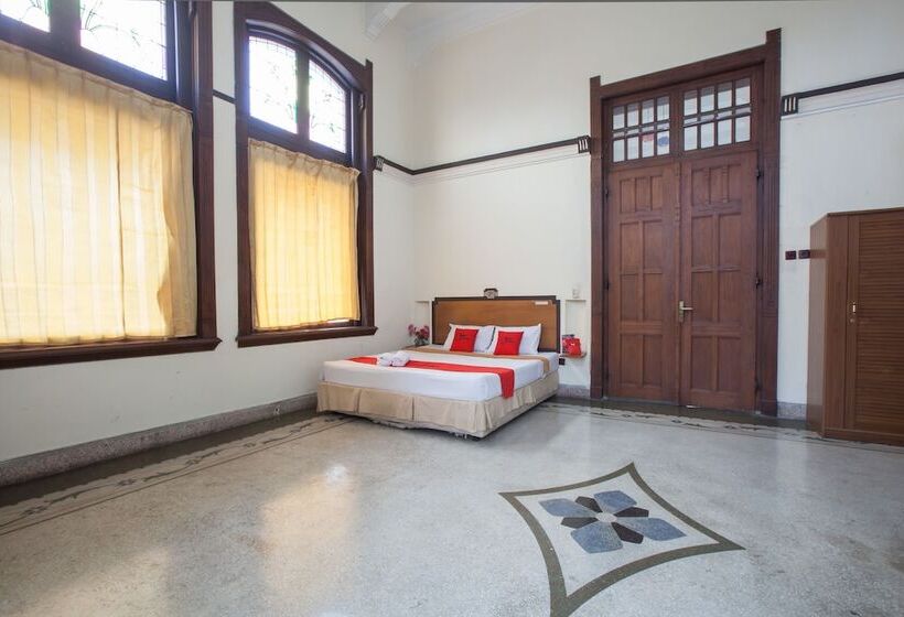 Номер Deluxe, Reddoorz @ Lawang