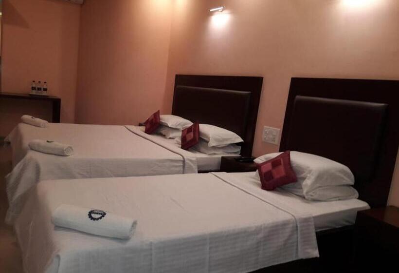 غرفة إدارية ثلاثية, Ramco Residency A/c