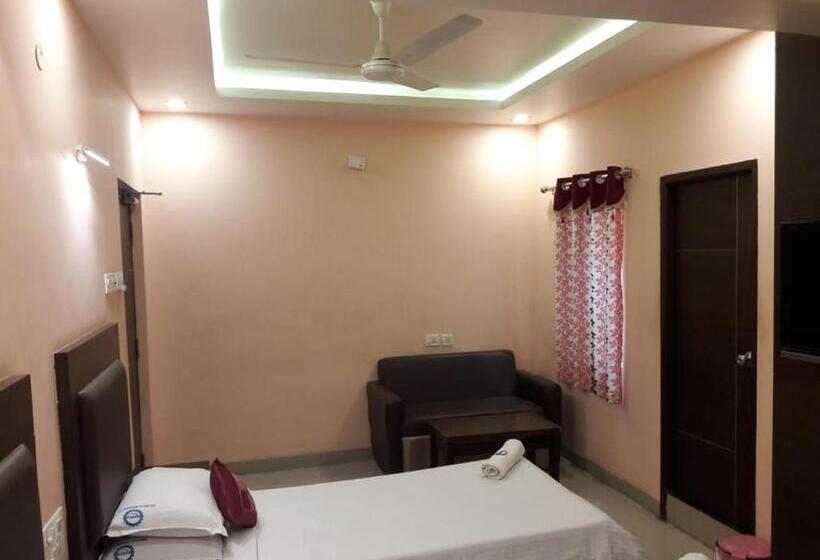 غرفة إدارية ثلاثية, Ramco Residency A/c