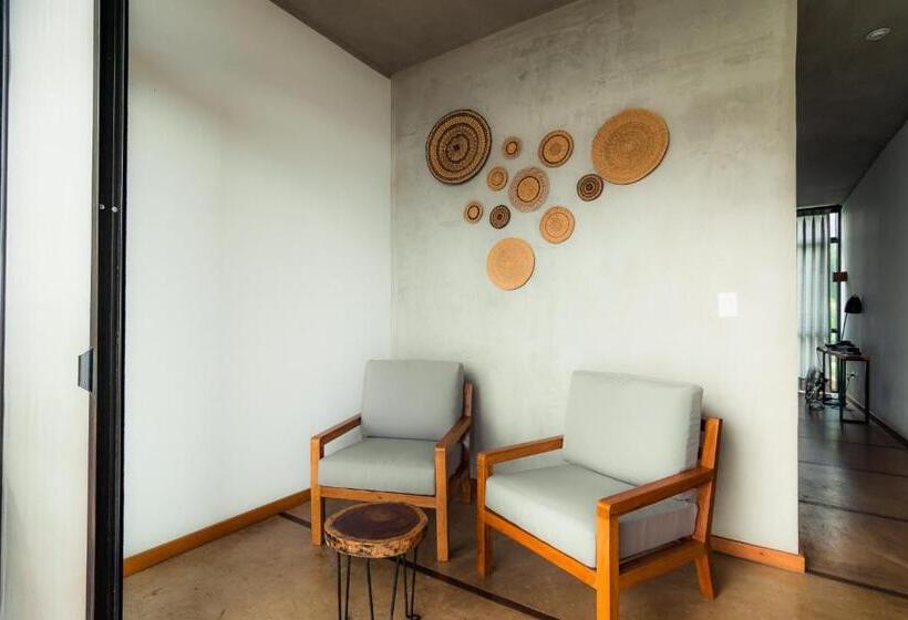 اتاق لوکس, Enai