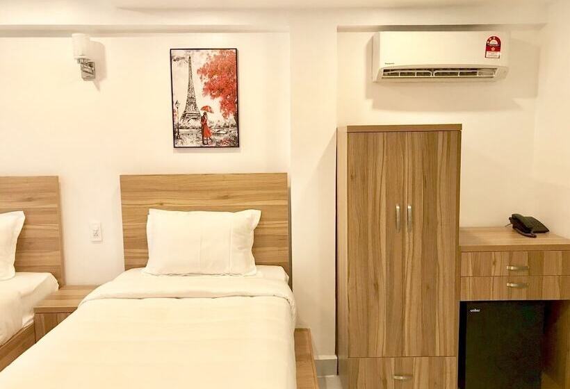 اتاق سوپریور سه تخته, Louis Hotel   Bui Vien Walking Street