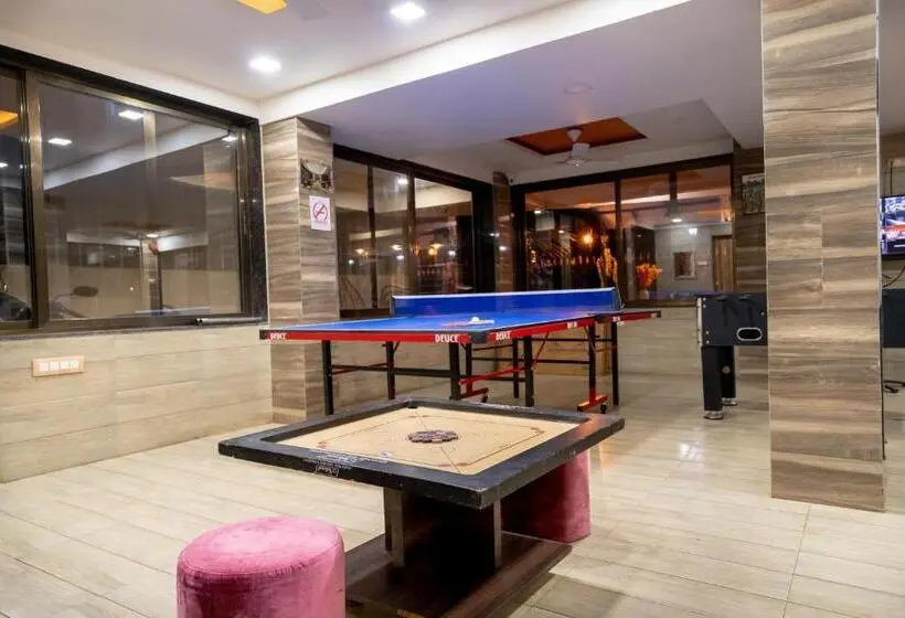 キングサイズベッドのスタンダードルーム, Pooja Villa Suites Rooms And Pool, Igatpuri