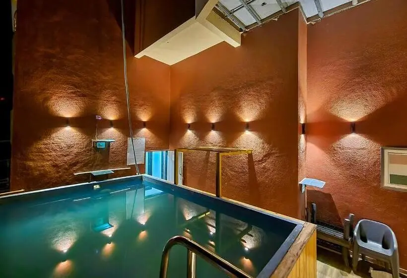 キングサイズベッドのスタンダードルーム, Pooja Villa Suites Rooms And Pool, Igatpuri