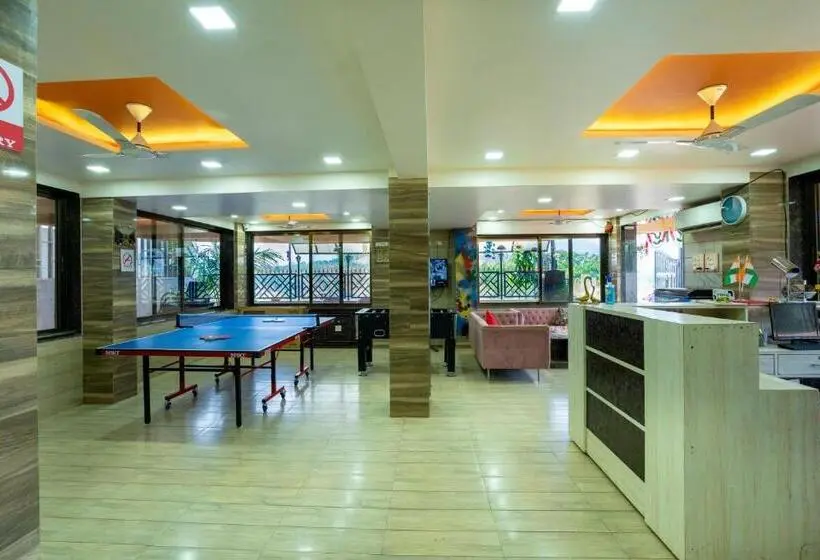 キングサイズベッドのスタンダードルーム, Pooja Villa Suites Rooms And Pool, Igatpuri