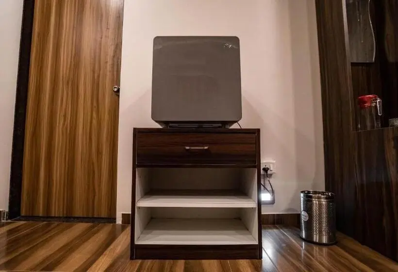 キングサイズベッドのスタンダードルーム, Pooja Villa Suites Rooms And Pool, Igatpuri