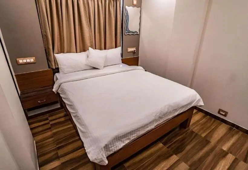 キングサイズベッドのスタンダードルーム, Pooja Villa Suites Rooms And Pool, Igatpuri