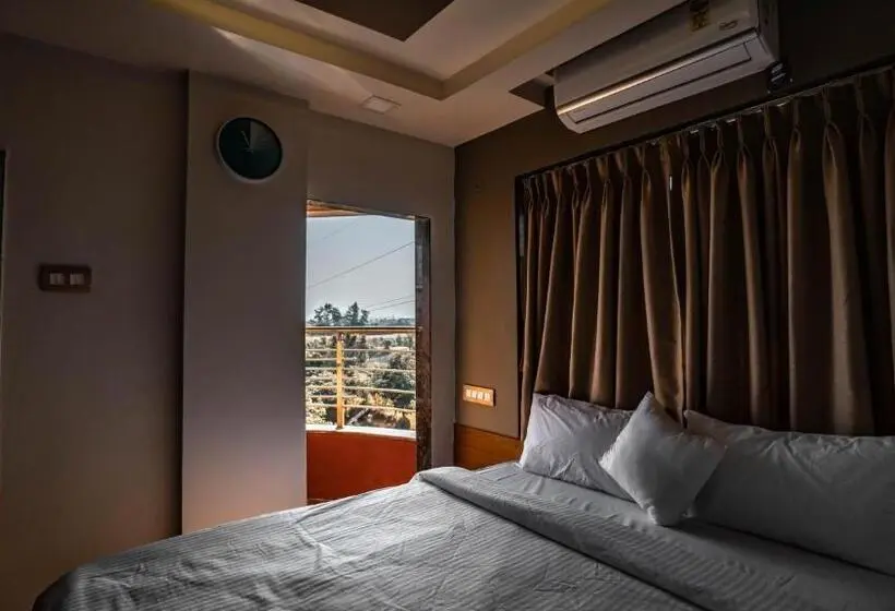 キングサイズベッドのスタンダードルーム, Pooja Villa Suites Rooms And Pool, Igatpuri