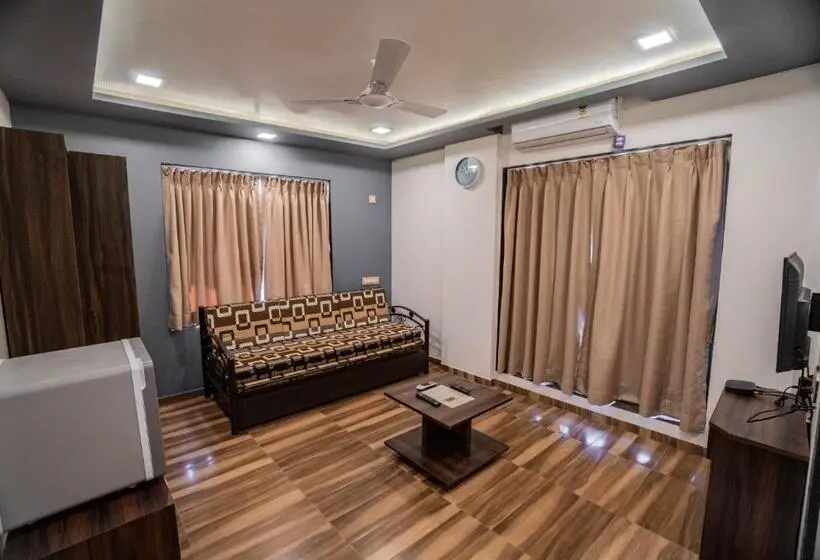 キングサイズベッドのスタンダードルーム, Pooja Villa Suites Rooms And Pool, Igatpuri