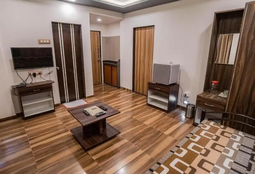 キングサイズベッドのスタンダードルーム, Pooja Villa Suites Rooms And Pool, Igatpuri