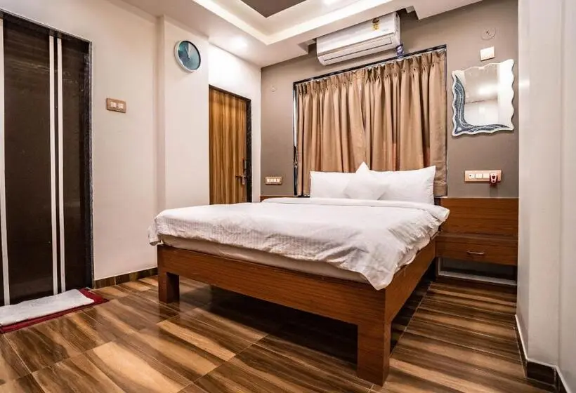 キングサイズベッドのスタンダードルーム, Pooja Villa Suites Rooms And Pool, Igatpuri