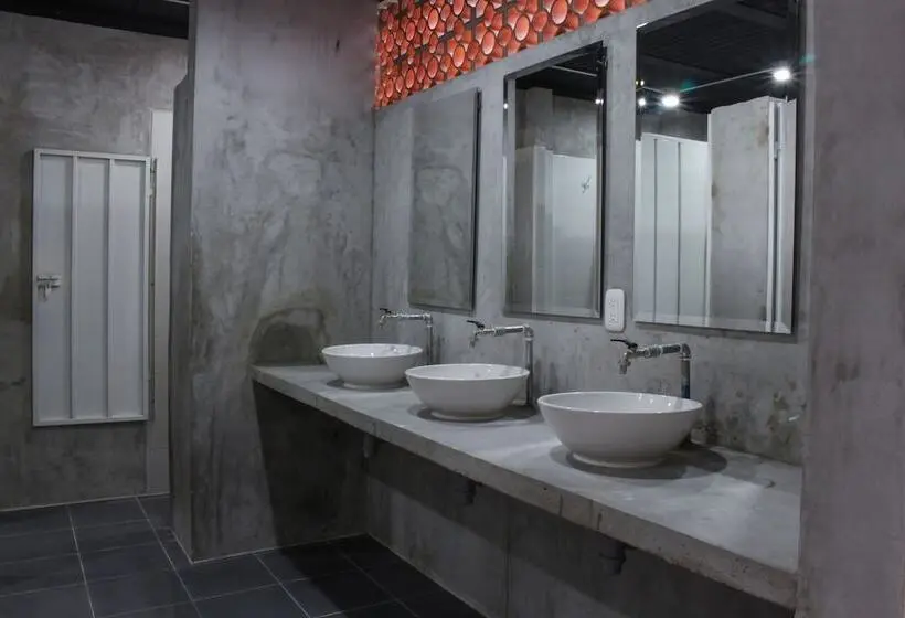 ルームシェアのワンベッド, Zamia Hostel