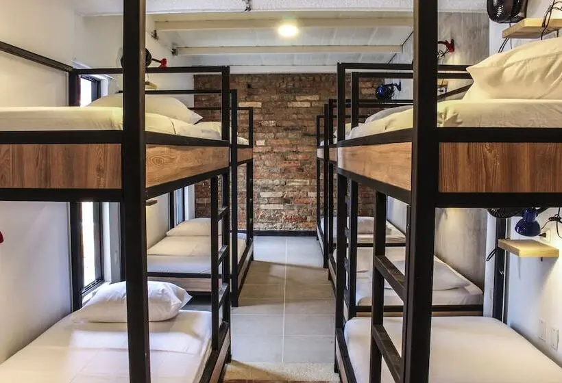 ルームシェアのワンベッド, Zamia Hostel
