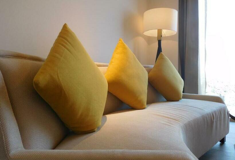 سوییت جونیور با چشم‌انداز استخر, Courtyard By Marriott Siliguri