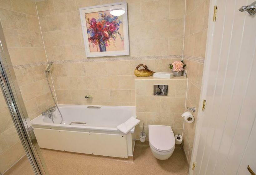 اتاق استاندارد سه نفره, The Coach And Horses