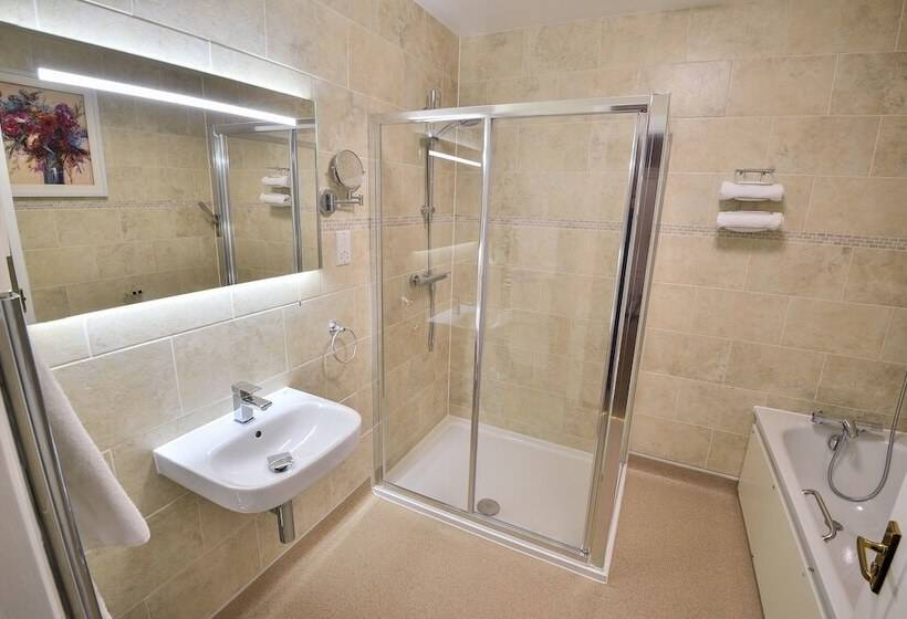 اتاق استاندارد سه نفره, The Coach And Horses