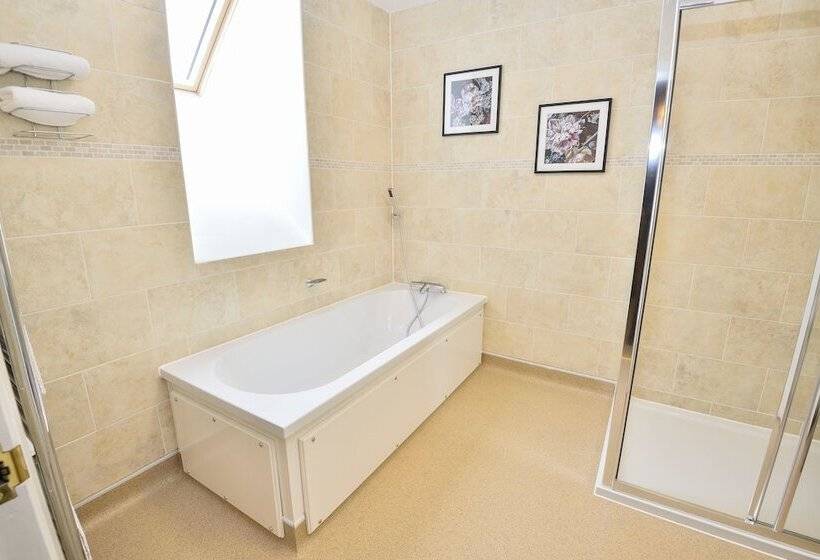 اتاق خانوادگی, The Coach And Horses