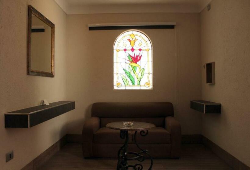 اتاق لوکس, Motel Astoria