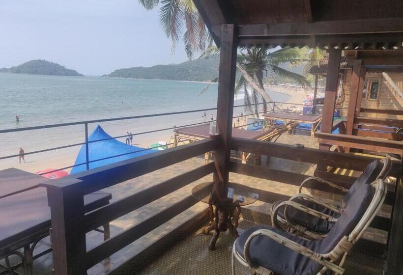 غرفة ديلوكس مطلّة علي البحر مزوَّدة بشُرفة, Palolem Luxuries Beach Cottages