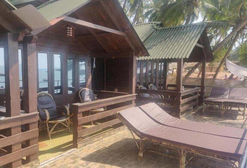 غرفة ديلوكس مطلّة علي البحر مزوَّدة بشُرفة, Palolem Luxuries Beach Cottages