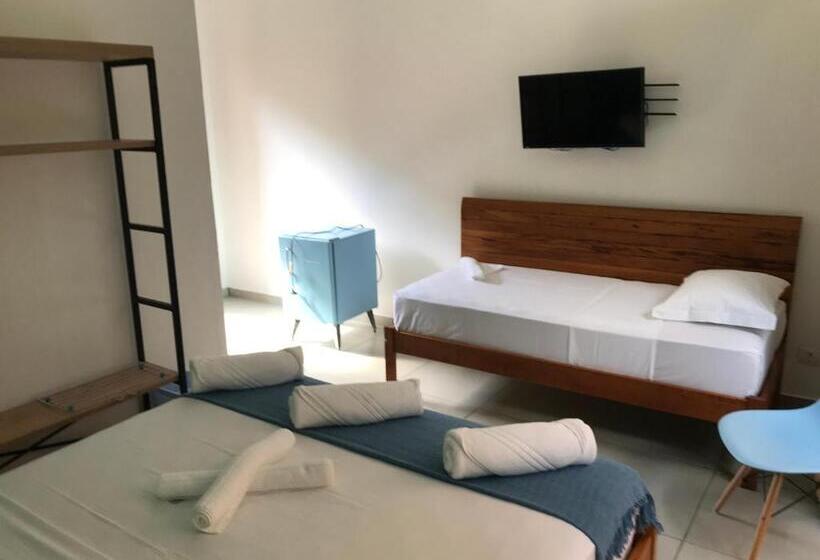 اتاق استاندارد سه نفره, Nai'a Suites