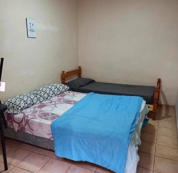 חדר קלאסי לשלושה, Black Sheep International Hostel