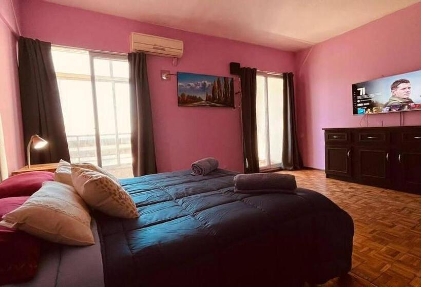 דירה בת חדר שינה 1 עם מרפסת, Black Sheep International Hostel