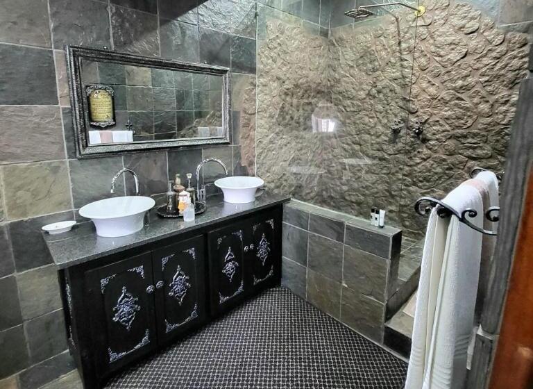 חדר סטנדרט עם מרפסת, Excalibur Boutique