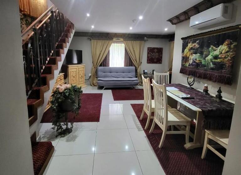 סוויטת דופלקס, Excalibur Boutique