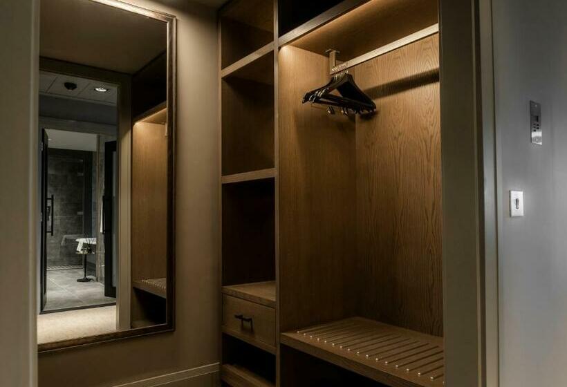 سوییت لوکس, Dakota Manchester