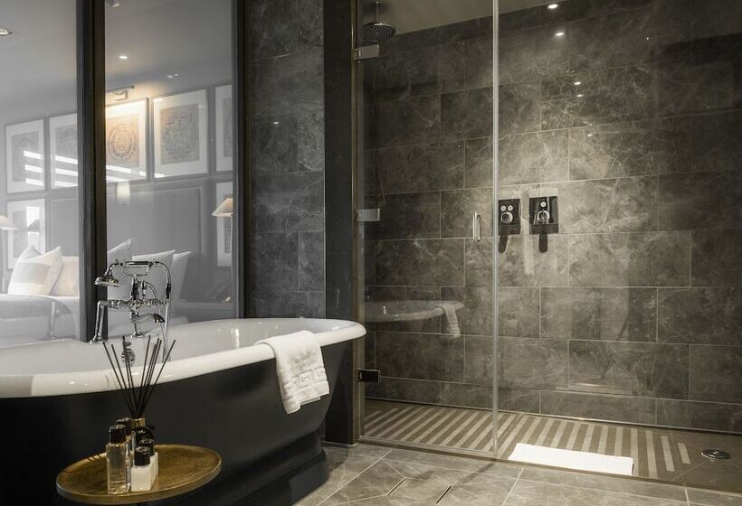 سوییت لوکس, Dakota Manchester