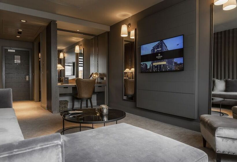 سوییت لوکس, Dakota Manchester