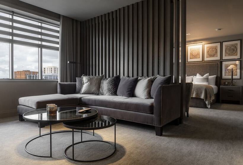 سوییت لوکس, Dakota Manchester