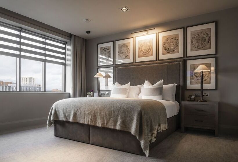 سوییت لوکس, Dakota Manchester