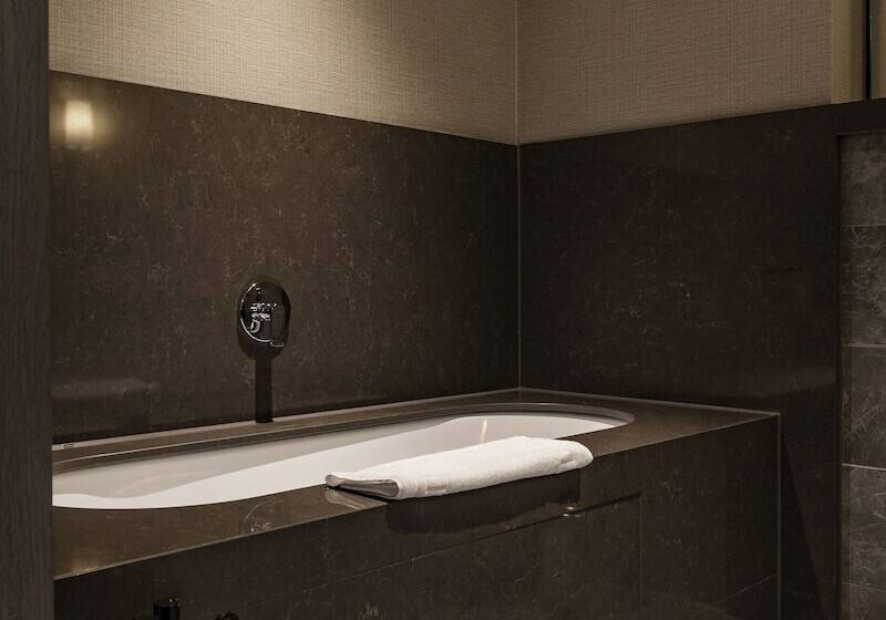 سوییت اجرایی, Dakota Manchester