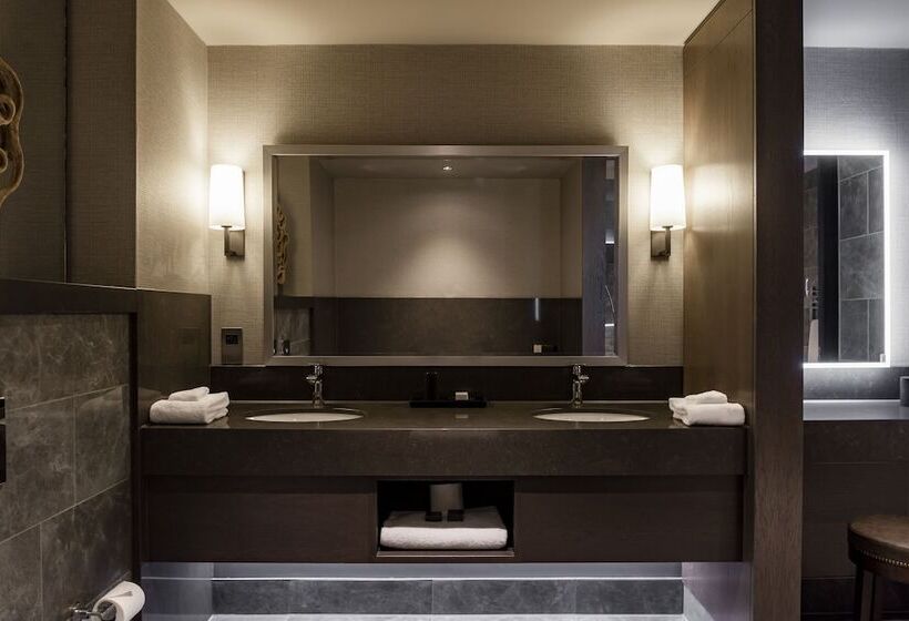 سوییت اجرایی, Dakota Manchester