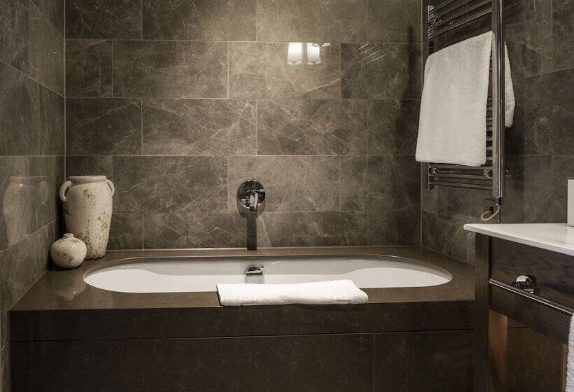 سوییت اجرایی, Dakota Manchester