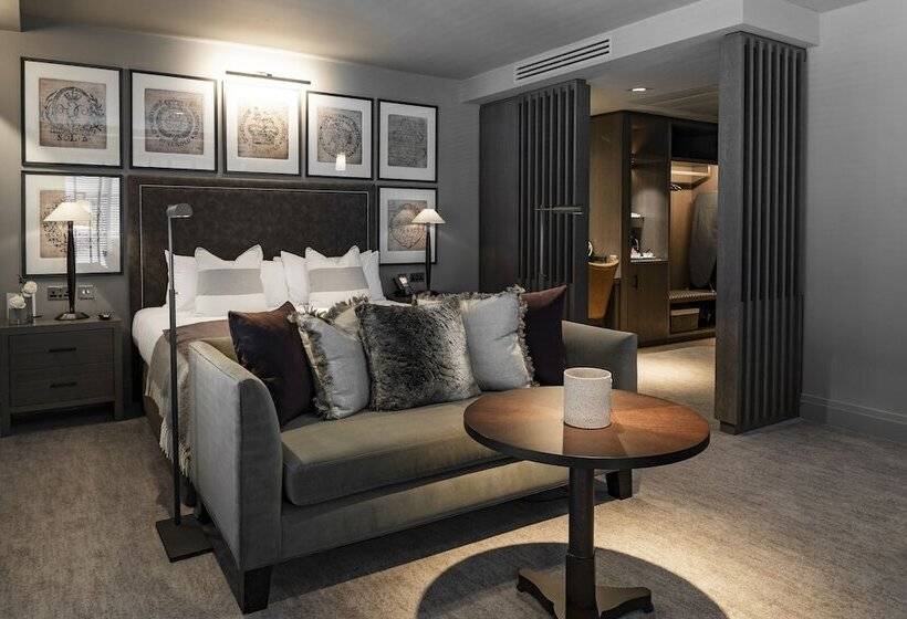 سوییت اجرایی, Dakota Manchester