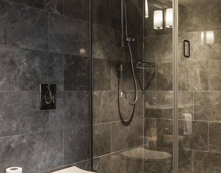 سوییت, Dakota Manchester