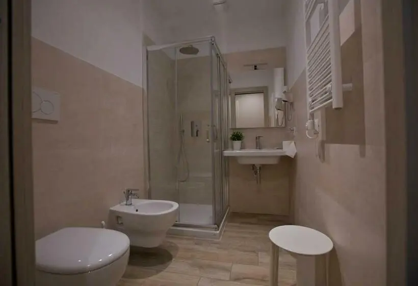 Standard Yhden Hengen Huone, Onorati