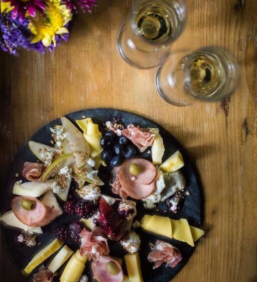 Люкс Вид на Сад, Los Camilos