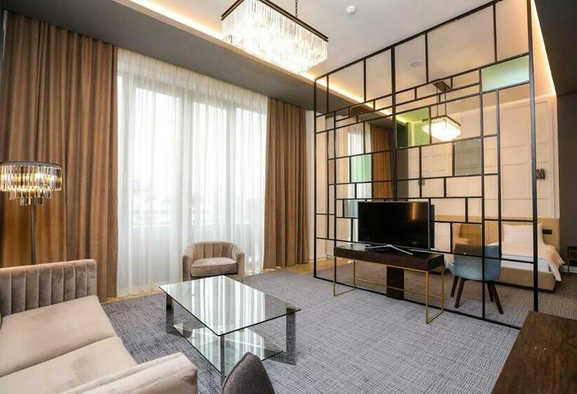 디럭스 룸, Aghababyan S