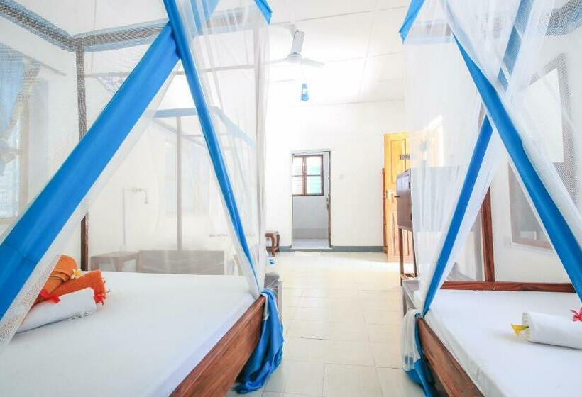 带阳台标准四人间, New Teddy's On The Beach