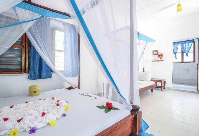 带阳台标准四人间, New Teddy's On The Beach