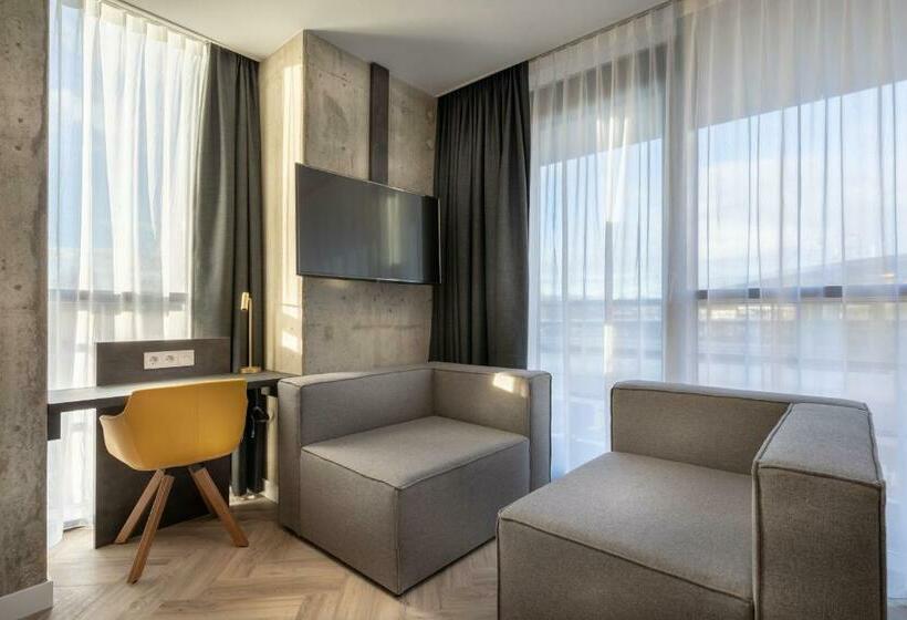 اتاق لوکس سه تخته, New Kit