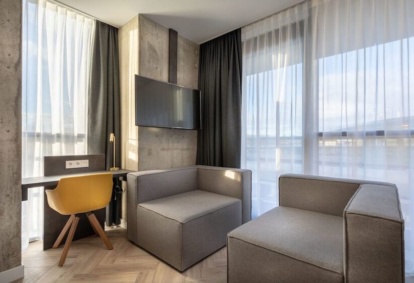 اتاق استاندارد سه نفره, New Kit