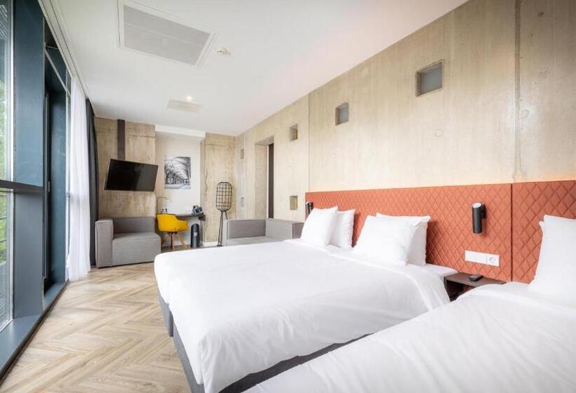 اتاق لوکس سه تخته, New Kit