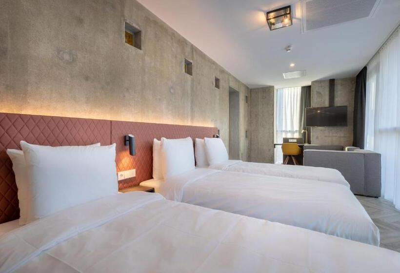 اتاق لوکس سه تخته, New Kit